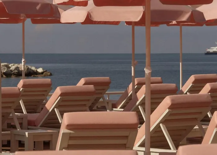 卡普昂蒂布海滩酒店